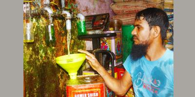 খাতুনগঞ্জে লাগামছাড়া ভোজ্যতেলের বাজার