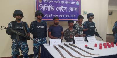 ভোলায় হাতবোমা ও অস্ত্রসহ ৩ ভাই আটক