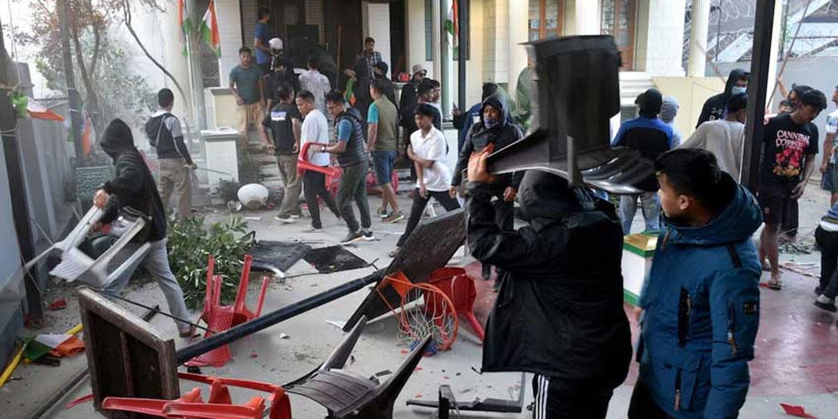 মণিপুরে ৩ মন্ত্রী ও ৬ বিধায়কের বাড়িতে হামলা