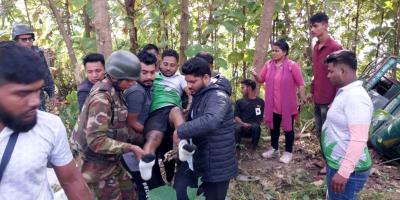 সাজেকে জিপ খাদে পড়ে আহত ১০ পর্যটক