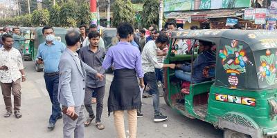 ফেনী শহরে অবৈধ গাড়ি পার্কিংয়ের বিরুদ্ধে অভিযান
