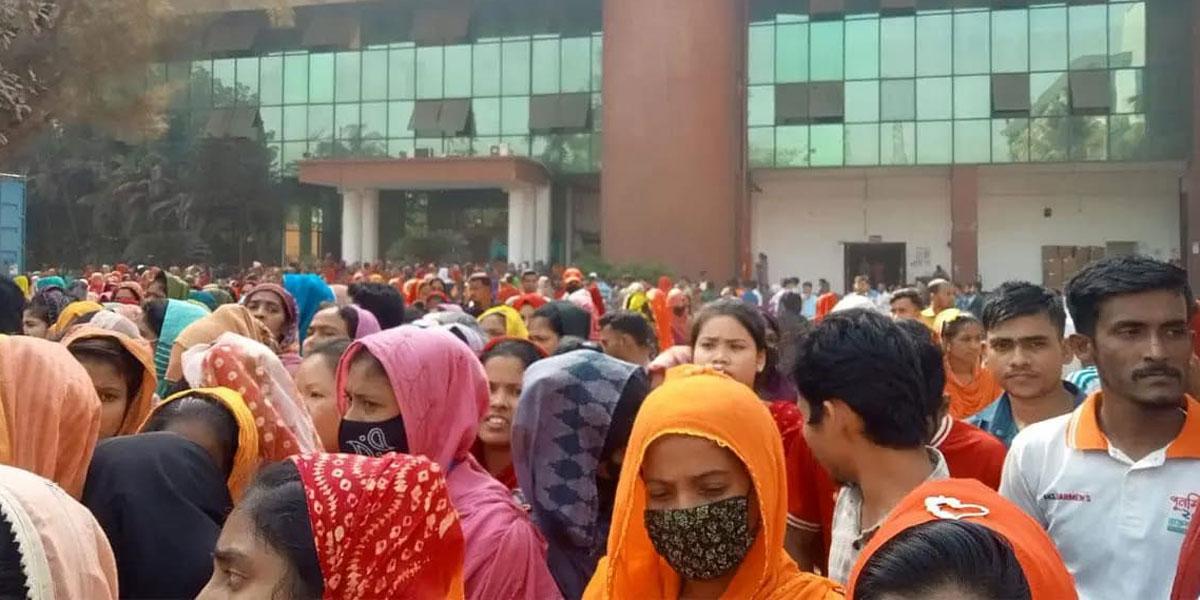চট্টগ্রামে বকেয়া বেতনের দাবিতে পোশাকশ্রমিকদের সড়ক অবরোধ