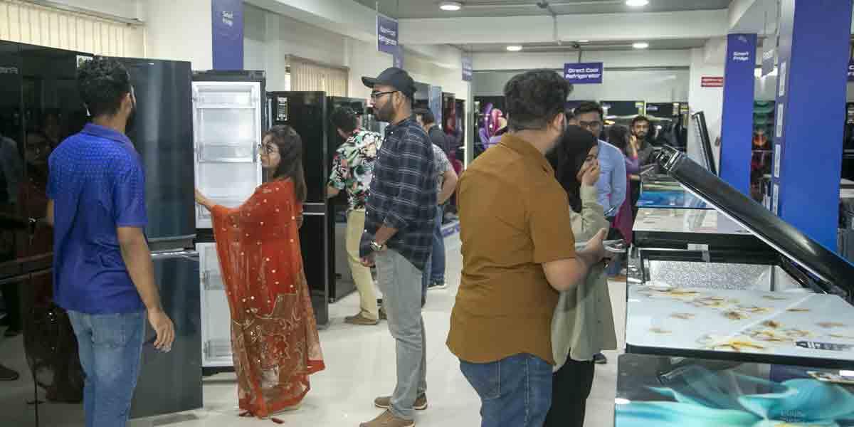 ঈদ উৎসবে জমজমাট ওয়ালটনের ফ্রিজ বিক্রি