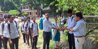 শিবচরে শিক্ষার্থীদের গাছের চারা বিতরণ