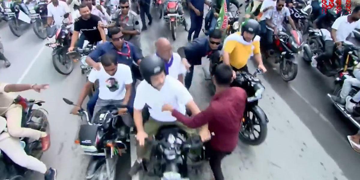 ভোটার অধিকার যাত্রায় রাহুল গান্ধীকে চুম্বন যুবকের