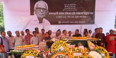 শহিদ মিনারে ভাষাসৈনিক আহমদ রফিকের মরদেহে শ্রদ্ধা