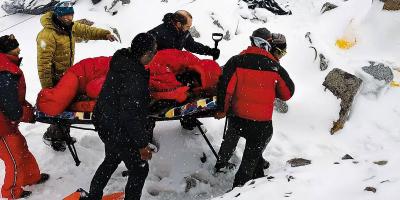 এভারেস্টে ভয়ানক তুষার ঝড়ে আটকা হাজারো মানুষ, উদ্ধার অভিযান শুরু