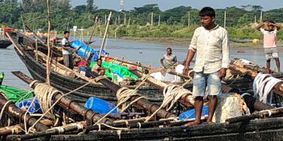 ঋণের বোঝা মাথায় নিয়ে জেলেদের সমুদ্রযাত্রা
