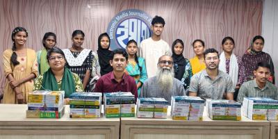 কলেজে ভর্তি হওয়া চা শ্রমিক সন্তানরা পেল পাঠ্যবই