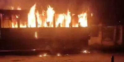 হাজারীবাগ বেড়িবাঁধে পার্কিং করা বাসে অগ্নিসংযোগ