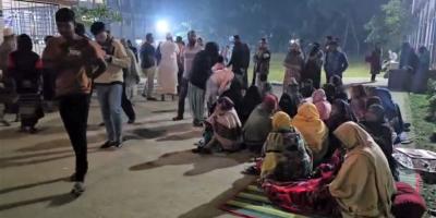 নরসিংদীতে ভূমিকম্প আতঙ্কে খোলা মাঠে রাত কাটাচ্ছেন মানুষ