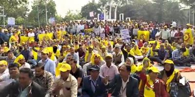 কেন্দ্রিয় শহিদ মিনারে স্বাস্থ্য সহকারীদের অবস্থান কর্মসূচির তৃতীয় দিন