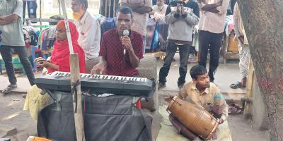 আবার গান গাইতে শুরু করলেন দৃষ্টিপ্রতিবন্ধী হেলাল, কাটেনি ভয়