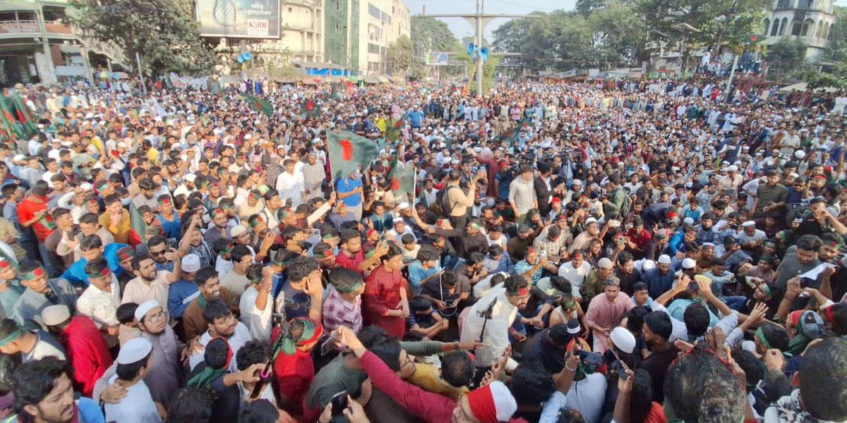 উত্তাল শাহবাগ, বাড়ছে আন্দোলনকারীদের উপস্থিতি