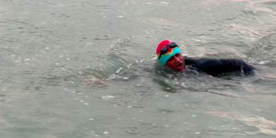উন্মত্ত পদ্মায় ১০০ কিমি সাঁতার