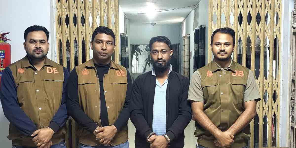 লক্ষ্মীপুর জেলা নির্বাচন অফিসে অগ্নি সংযোগকারী যুবক আটক