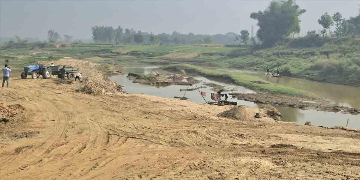 ফটিকছড়িতে হালদা গিলে খাচ্ছে মাটি ও বালু খেকোরা