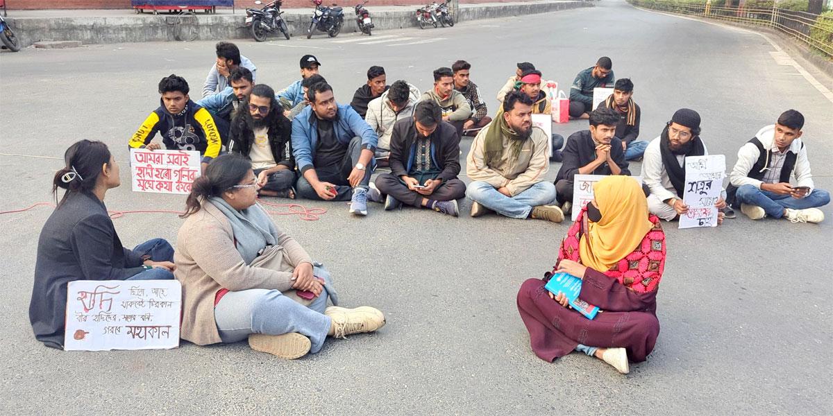 রাজশাহীতে ওসমান হাদি হত্যার বিচারের দাবিতে শিক্ষার্থীদের অবস্থান কর্মসূচি