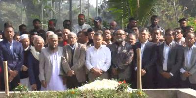 শহিদ শরিফ ওসমান হাদির কবর জিয়ারত করলেন তারেক রহমান
