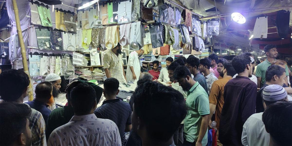 ফুটপাতে ঈদের খুশি, জমজমাট বেচাকেনা