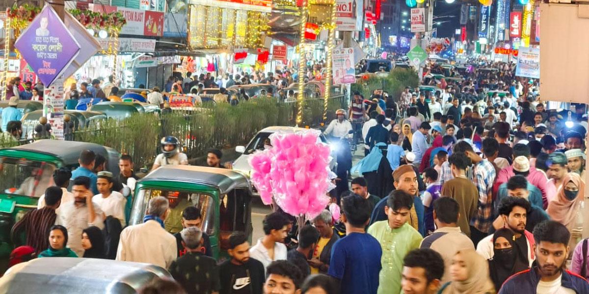 ঈদবাজার: সিলেটে রাত বাড়ে, কেনাকাটা জমে