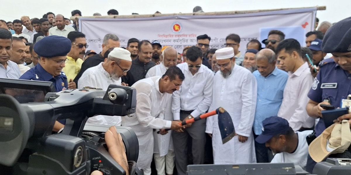 নওগাঁয় খাল খনন উদ্বোধন করলেন ভূমিমন্ত্রী
