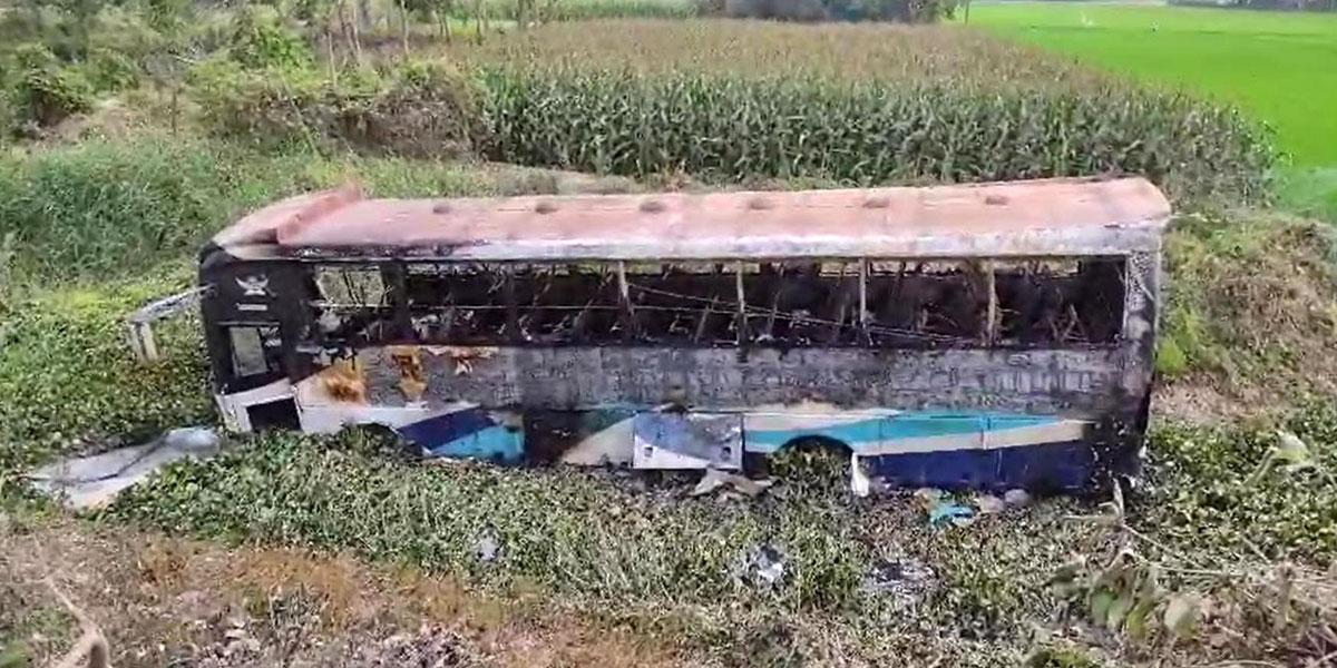 কচুয়ায় সেতুর রেলিং ভেঙে খাদে বাস
