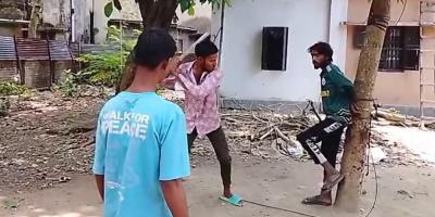 রাজশাহীতে গাছে বেঁধে যুবককে নির্যাতন ভিডিও ভাইরাল