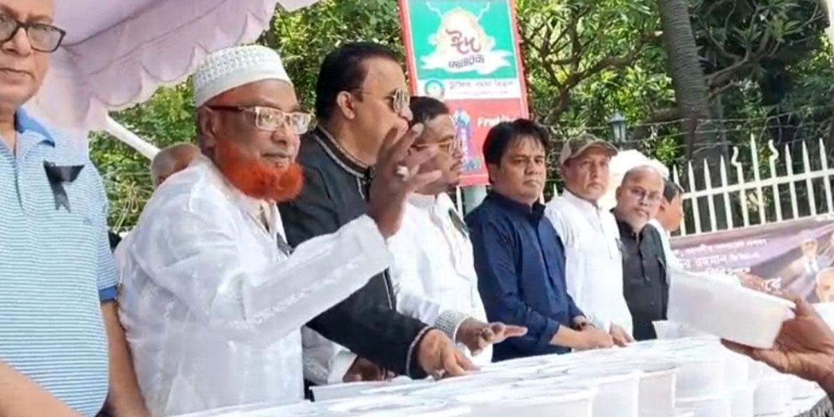 জিয়াউর রহমানের শাহাদাতবার্ষিকীতে হাইকোর্টের সামনে খাবার বিতরণ
