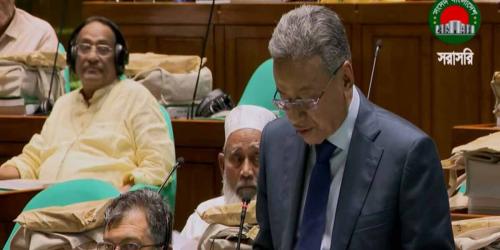 সংসদে বাজেট উত্থাপন করছেন অর্থমন্ত্রী আমির খসরু