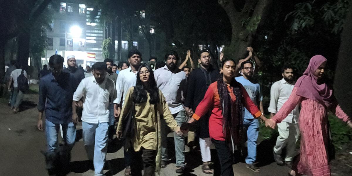 জাহাঙ্গীরনগরে অভিযুক্ত শিক্ষকদের দায়মুক্তির প্রতিবাদে শিক্ষার্থীদের বিক্ষোভ, পুনঃতদন্তের দাবি