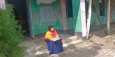 স্ত্রীর স্বীকৃতি দাবি করে মাদরাসায় অবস্থান