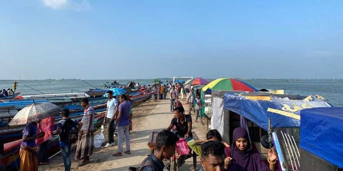 লাইফ জ্যাকেট রাখা বাধ্যতামূলক, বেকায়দায় মাঝি-পর্যটকরা