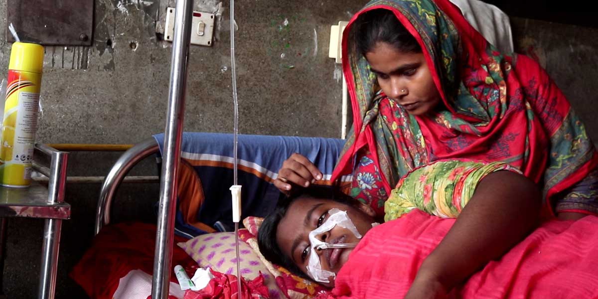 অস্ত্রোপচারের ১৭ দিন পর পেটে মিলল ২ হাত গজ