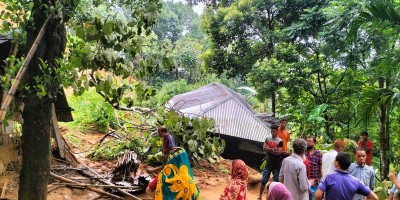 সিলেটে টিলা ধস, আতঙ্কে বসবাসকারীরা