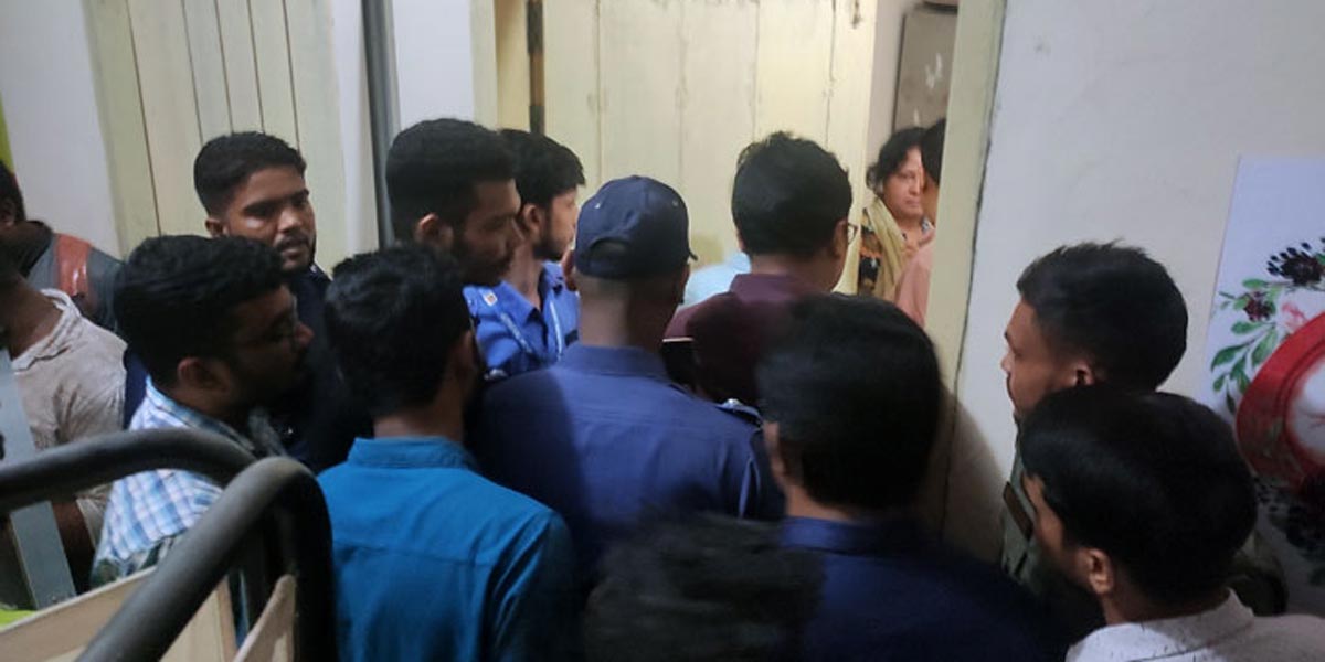 কুমিল্লায় হাসপাতালে দুই চিকিৎসক ৩ ঘণ্টা অবরুদ্ধ