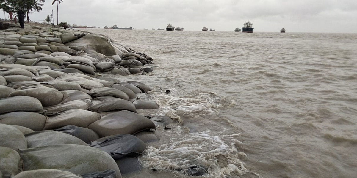 উপকূলজুড়ে সতর্কতা, হাতিয়ায় নৌ-চলাচল বন্ধ