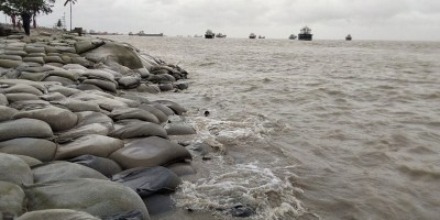 উপকূলজুড়ে সতর্কতা, হাতিয়ায় নৌ-চলাচল বন্ধ