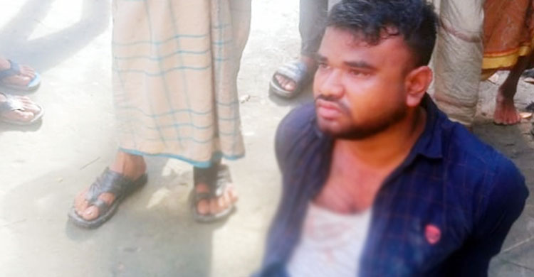 ছাত্রীর মায়ের নগ্ন ভিডিও করে টাকা দাবি, গৃহশিক্ষককে গণপিটুনি