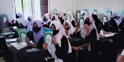 চাঁদপুরে শিক্ষার্থীদের মাঝে জামায়াতের গঠনতন্ত্রের বই বিতরণ