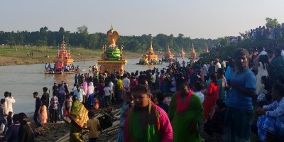 জাহাজভাসা উৎসবে সম্প্রীতির বাঁধভাঙা আনন্দ