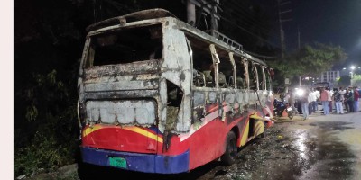চট্টগ্রামে অক্সিজেনের বাসে আগুন