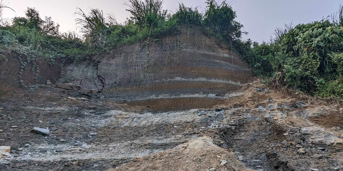 লইট্টা গোনায় ১০০ ফুট উঁচু পাহাড়ের অর্ধেক কেটে শেষ