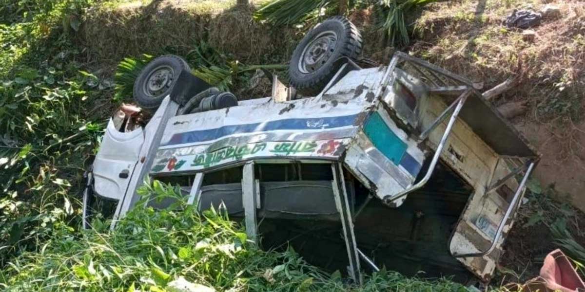 সীতাকুণ্ডে বাসের ধাক্কায় লেগুনা উল্টে ১২ ছাত্রী আহত
