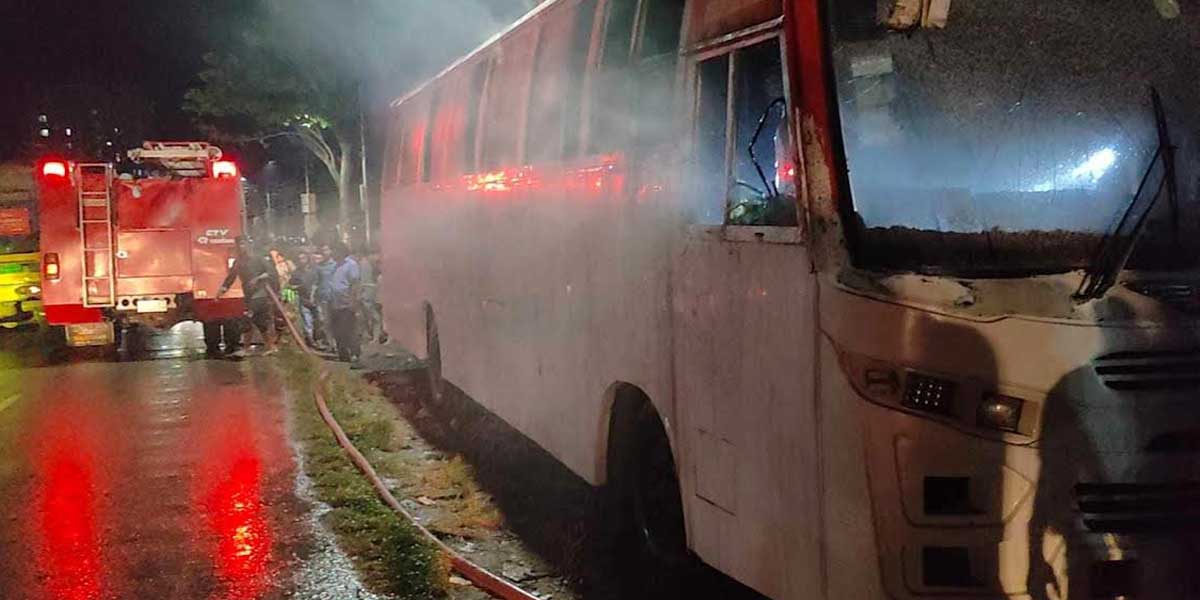 কুমিল্লায় দাঁড়িয়ে থাকা বাসে আগুন