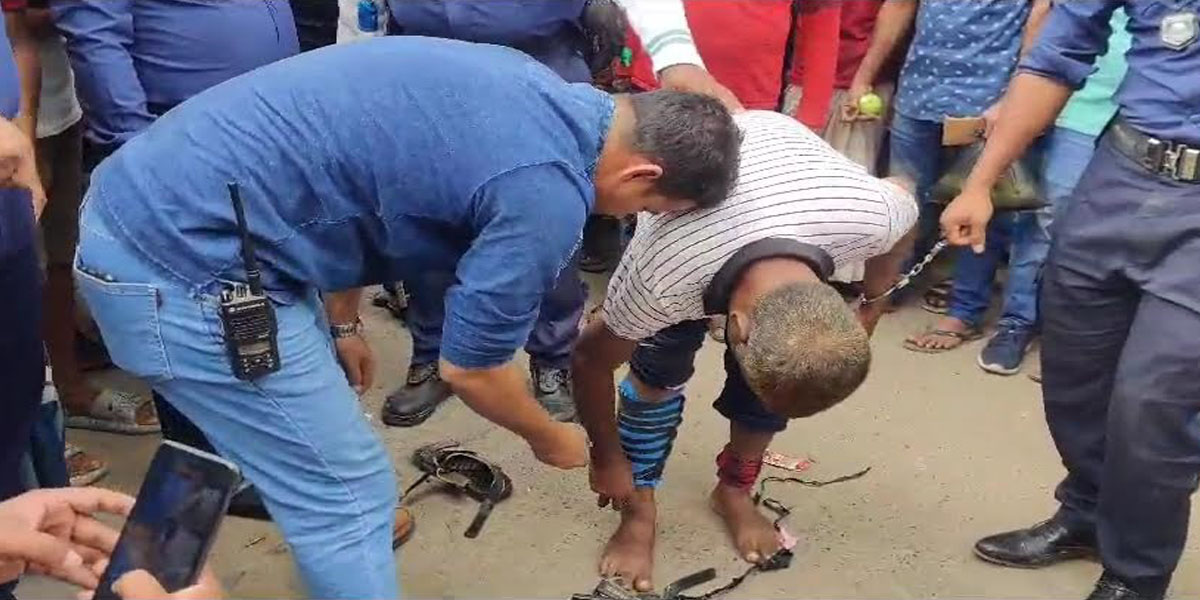 নোয়াখালীতে যুবকের পায়ে বিশেষ কায়দায় মিলল ৯ হাজার ইয়াবা