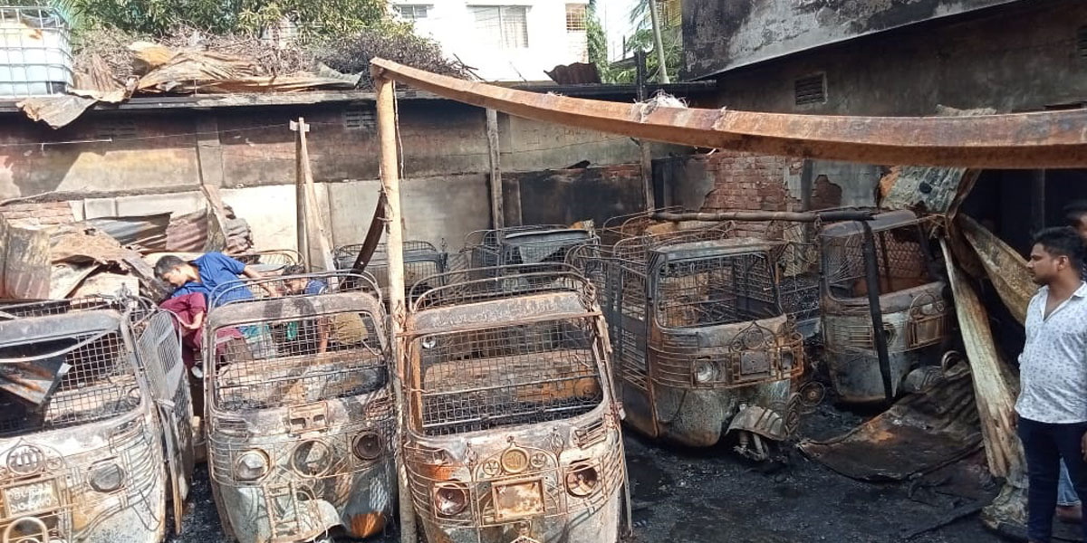 চট্টগ্রামে আগুনে পুড়ল ১৯ অটোরিকশা ৫ মোটরসাইকেল