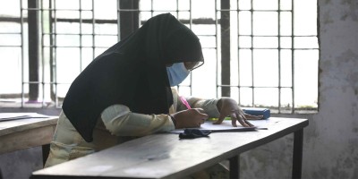 কারাগার থেকে মুক্তি পেয়ে পরীক্ষার হলে খাদিজা