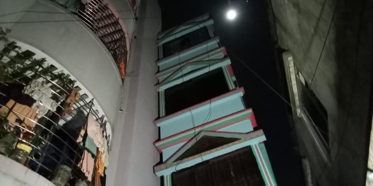 চট্টগ্রামে হেলে পড়েছে ৬ তলা ভবন, সরিয়ে নেওয়া হলো ১০০ পরিবার