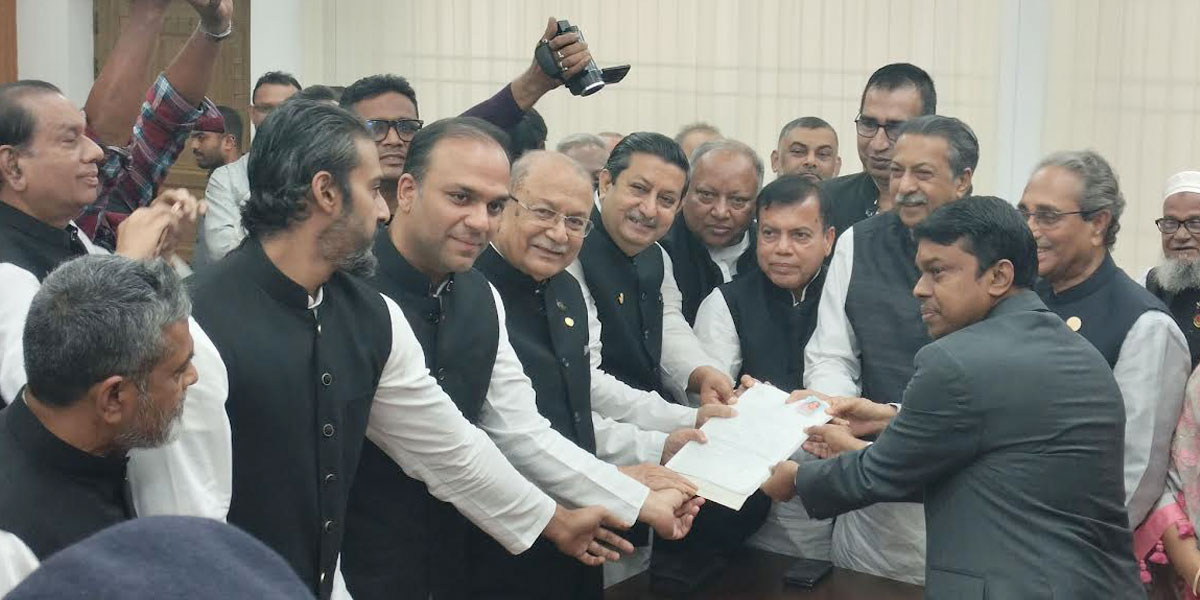 গোপালগঞ্জে শেখ হাসিনা ও শেখ সেলিমের পক্ষে মনোনয়নপত্র দাখিল